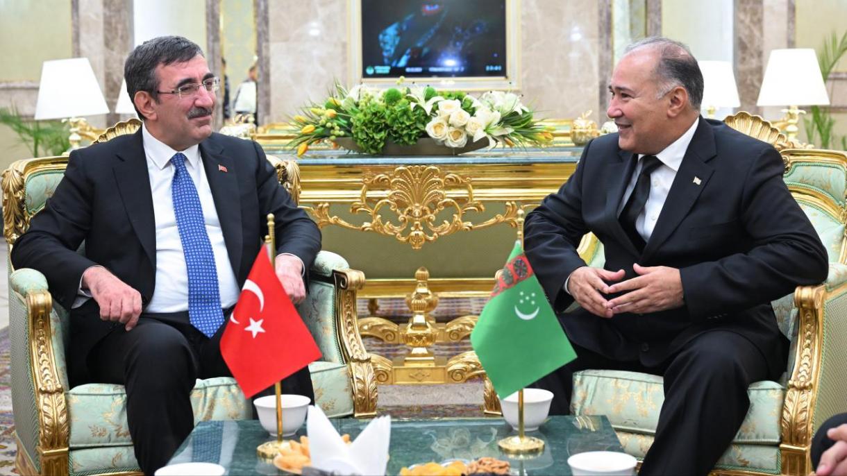 Вицепрезидентът Йълмаз е на посещениев Тюркменистан...