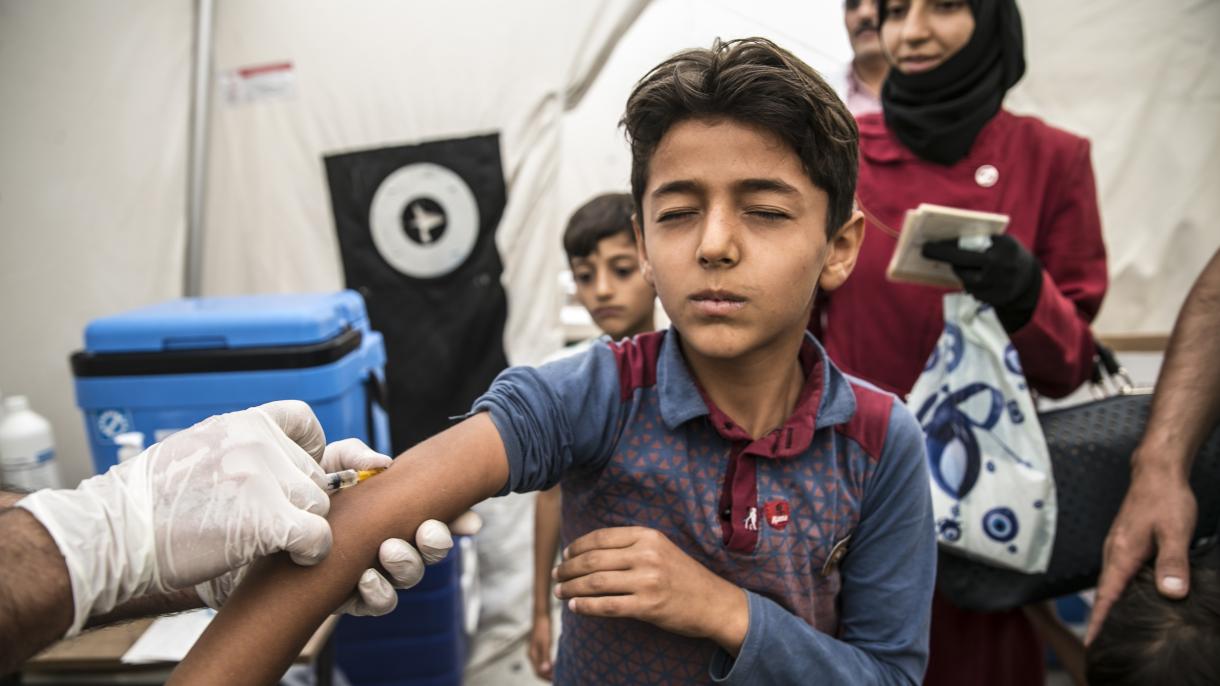 Inyección a los niños sirios en la frontera