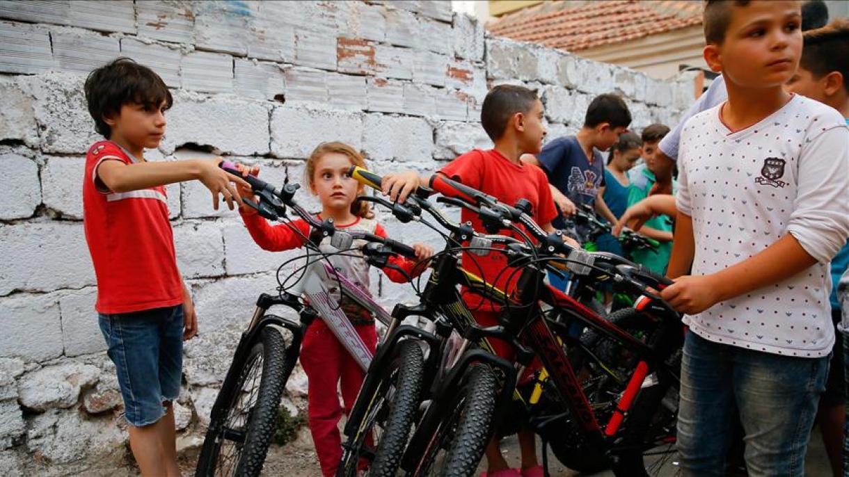 Эрдоган сириялык балдарга велосипед белек кылды