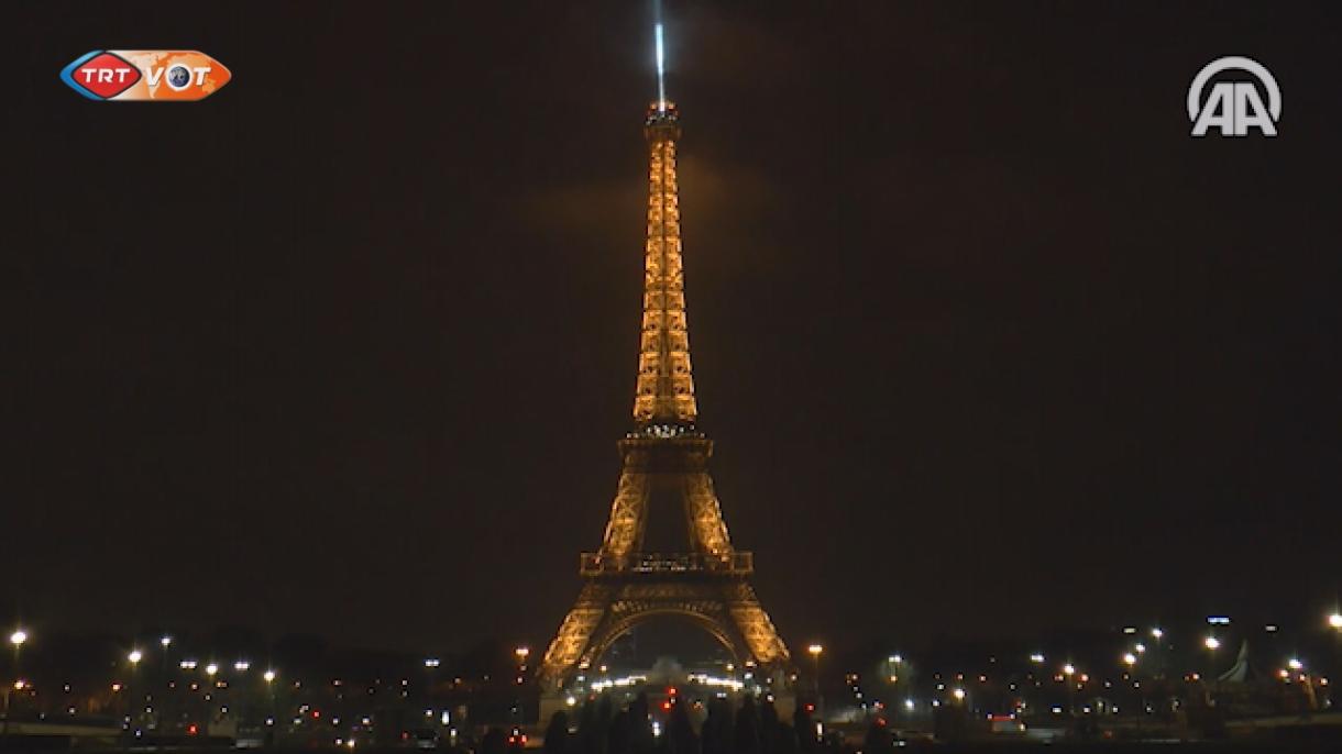 Sötétségbe borult az Eiffel-torony