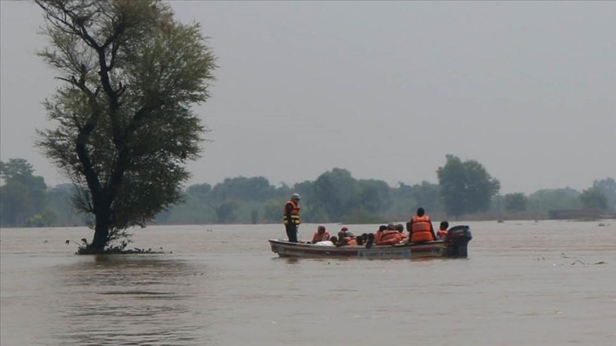 سیلاب‌های شدید در پاکستان موجب انتقال بیش از صد هزار نفر به مناطق امن شد