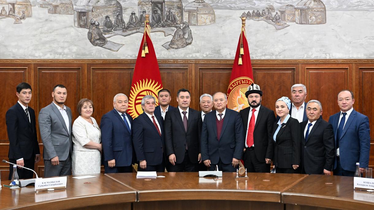 Kırgızistan Cumhurbaşkanı Sadır Caparov Aksakallar 3.jpg