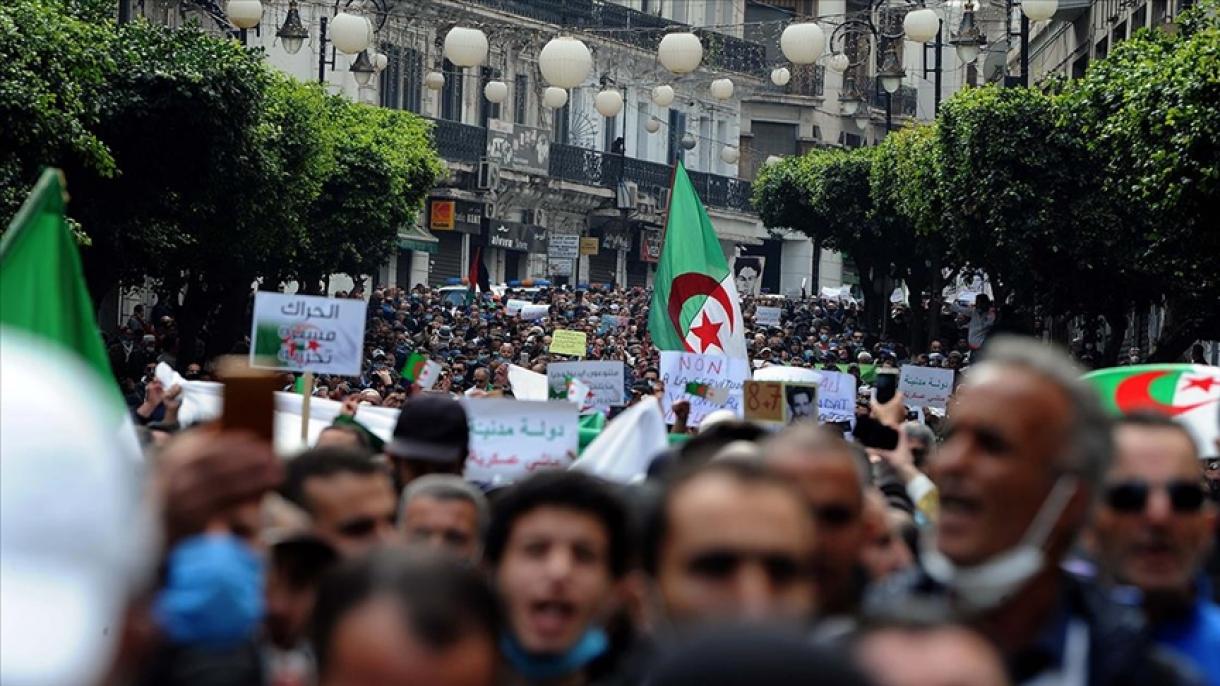مردم در الجزایر دوباره به خیابان ها ریختند