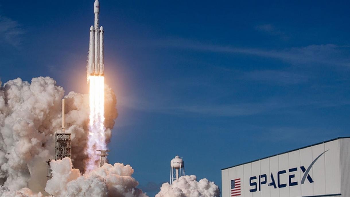 SpaceX космоско 4 "үйрөнчүк астронавтты" жөнөттү