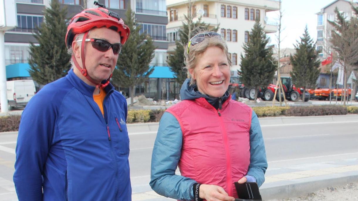 La coppia tedesca partita in bici dalla Germania per l’Iran raggiunge il distretto di Baypazari