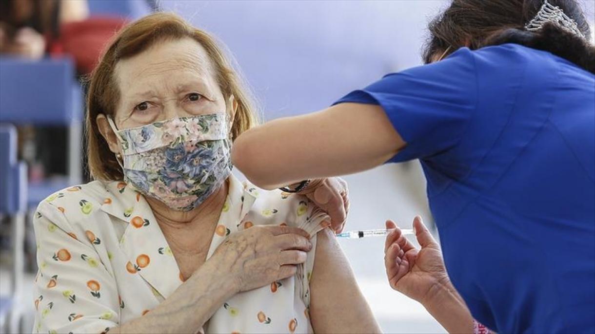 Chile dio inicio a la vacunación de personas entre los 40 y 44 años