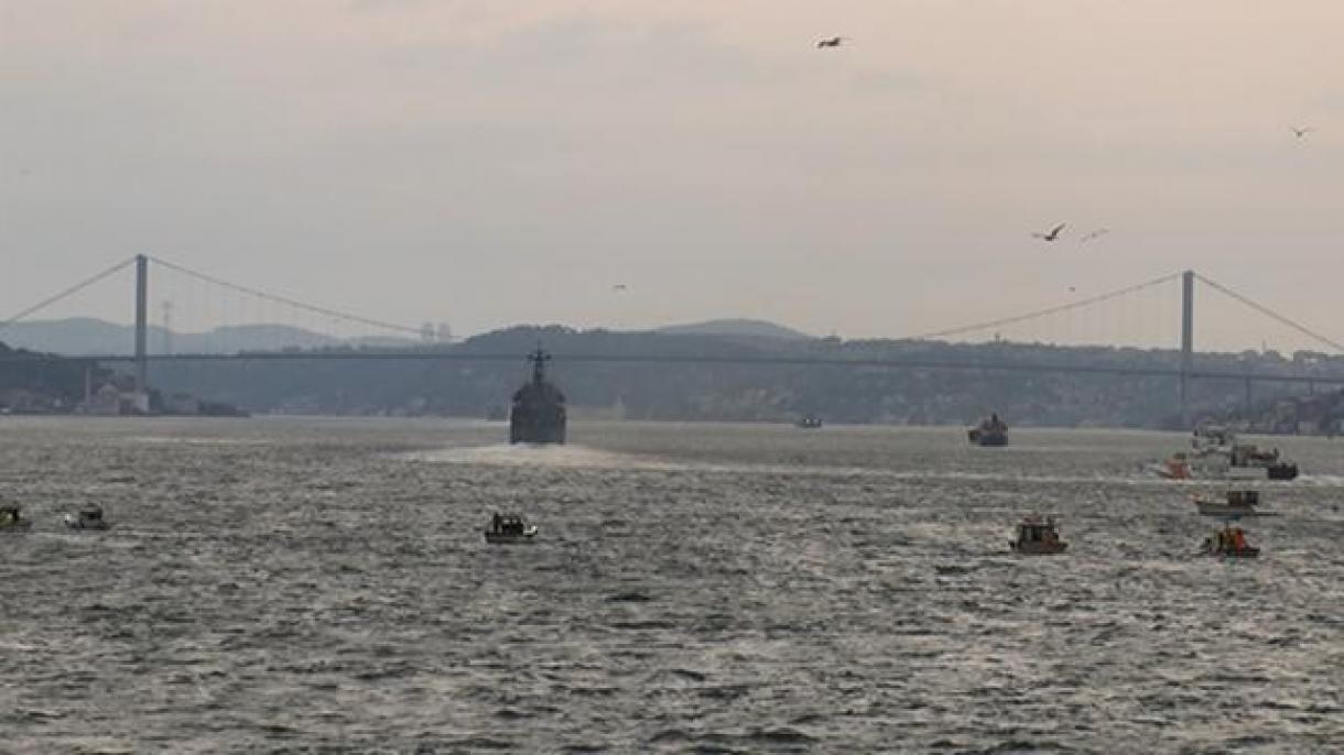 俄罗斯战舰穿过伊斯坦布尔海峡