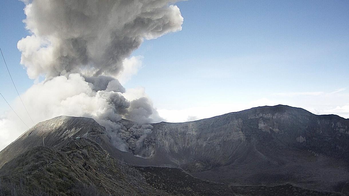 Vulcanul Turrialba din Costa Rica erupe