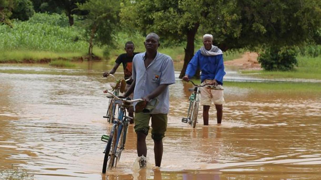 卢旺达暴雨引发洪水