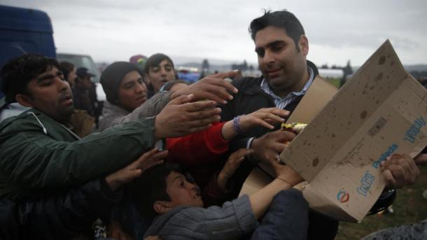 یونان سے پناہ گزینوں کے  گروپ کی ترکی روانگی