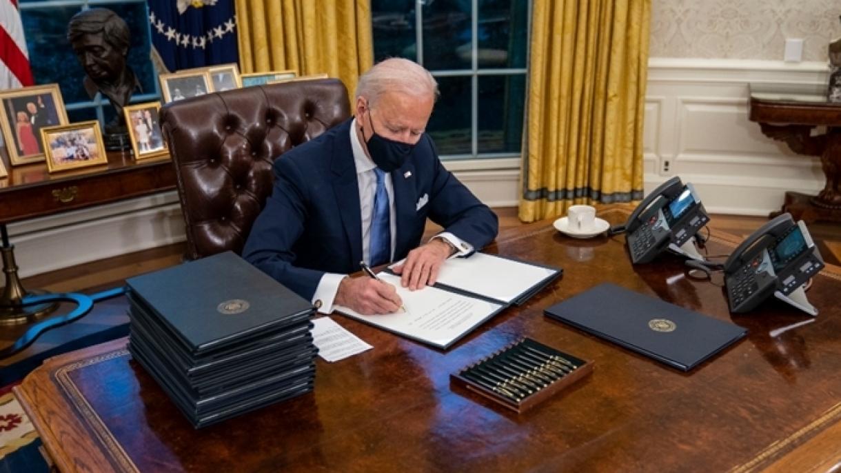 Biden assina a lei que transforma o dia da emancipação dos afroamericanos num feriado federal