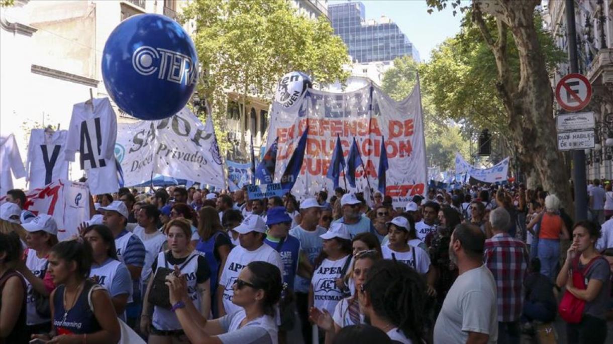 Pedagógusok tüntettek Argentinában