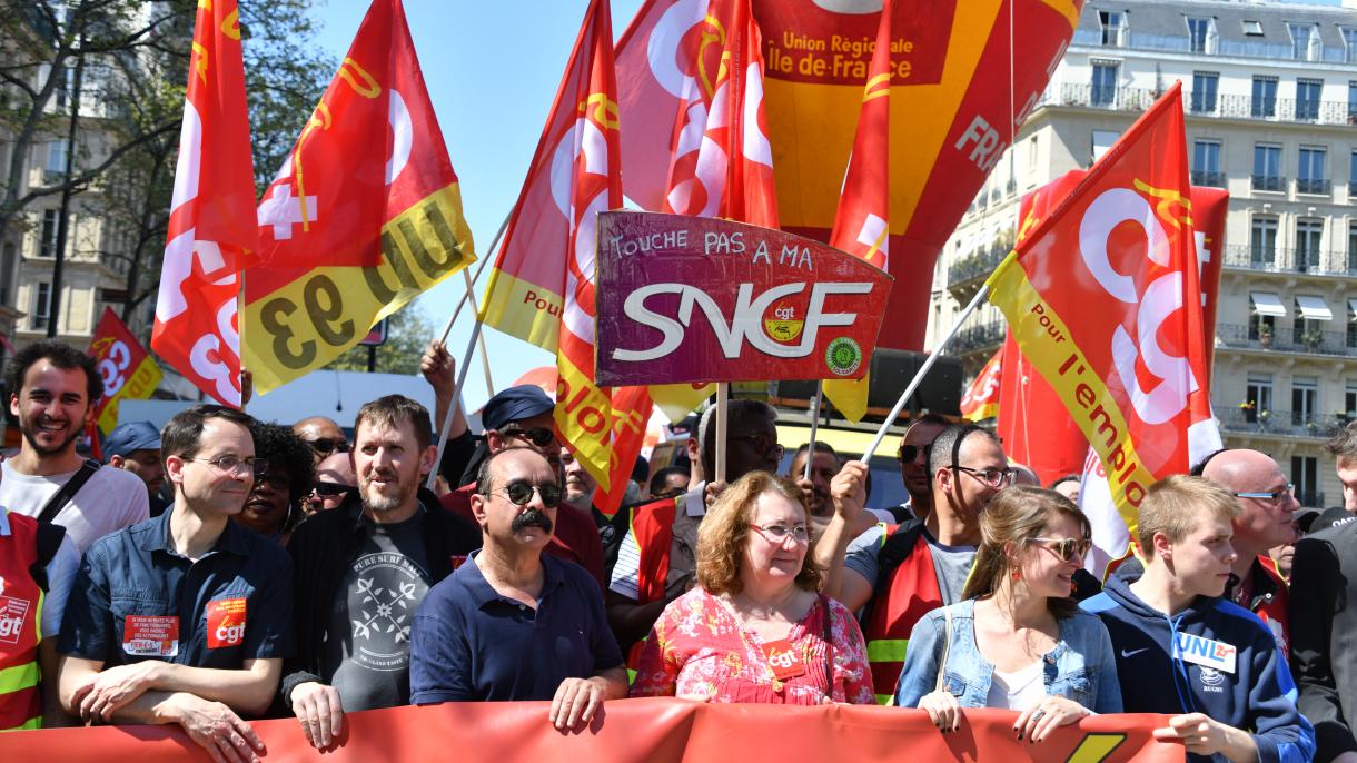 Fransiýadaky protest ýörişlerine we iş taşlaýyşlara on müňlerçe adam gatnaşdy