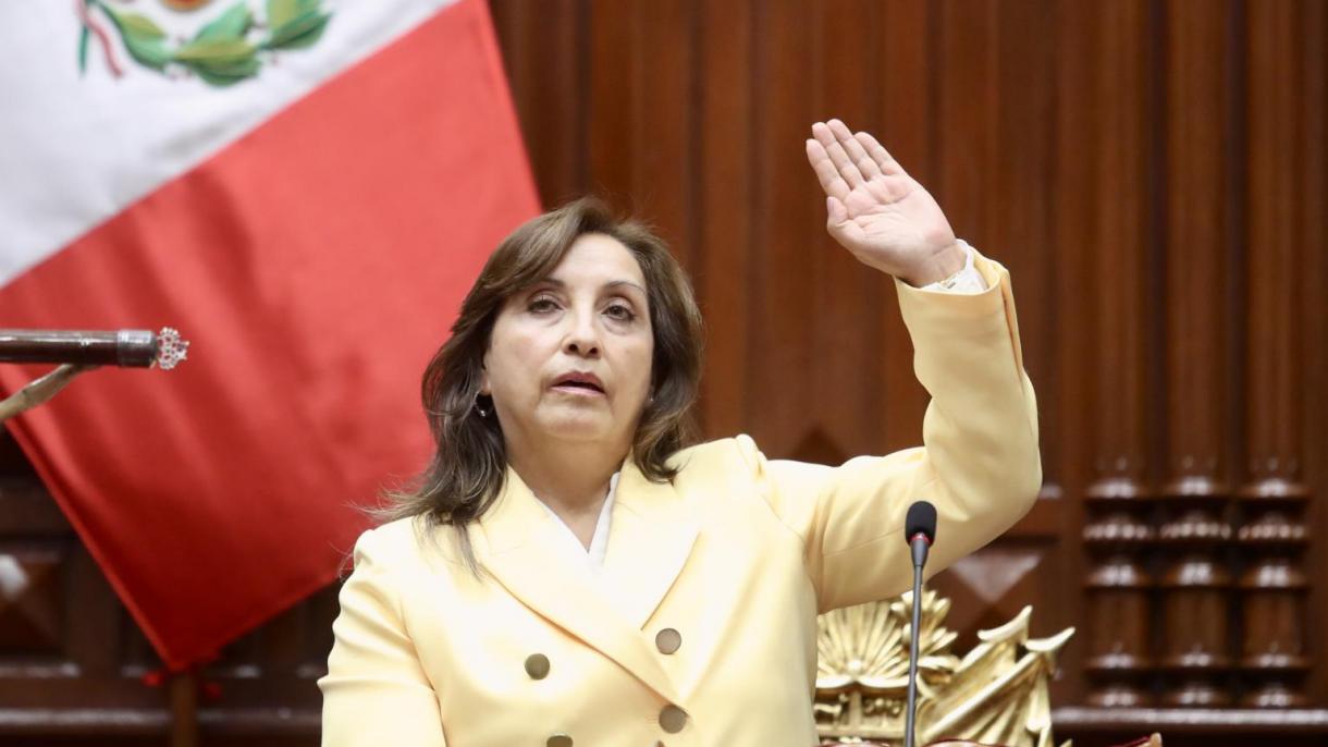 Vice-presidente, Dina Boluarte, toma posse como nova Presidente do Peru