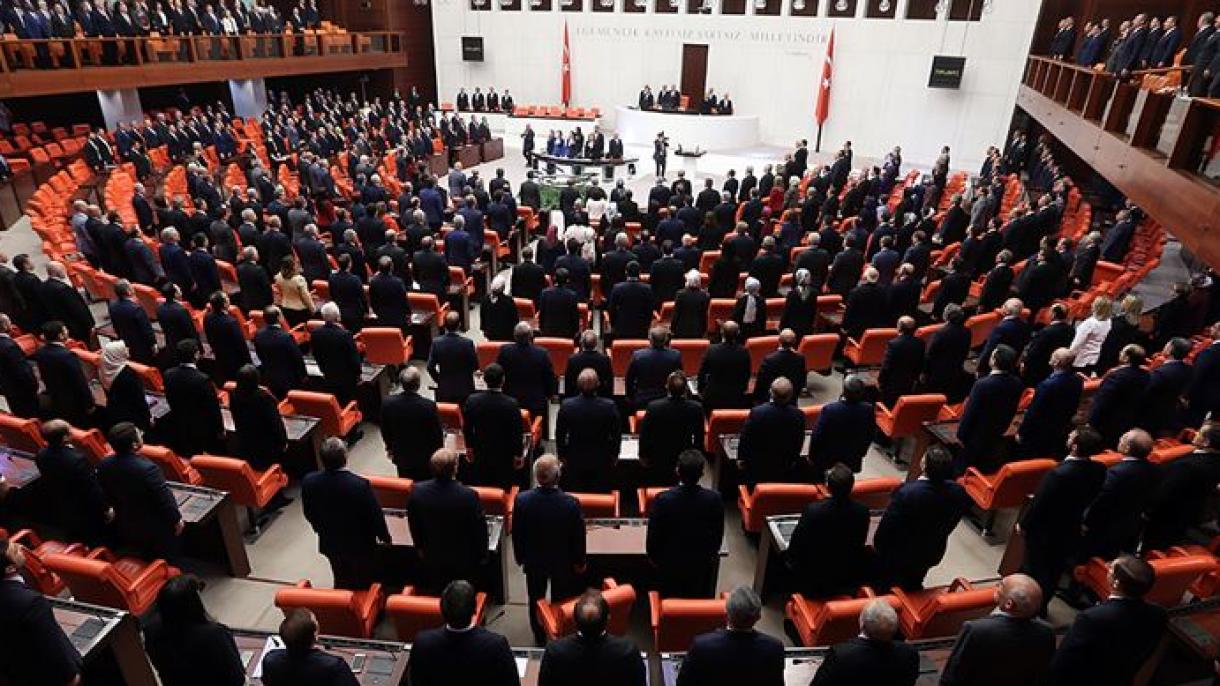 Újra elindul a török parlament tevékenysége