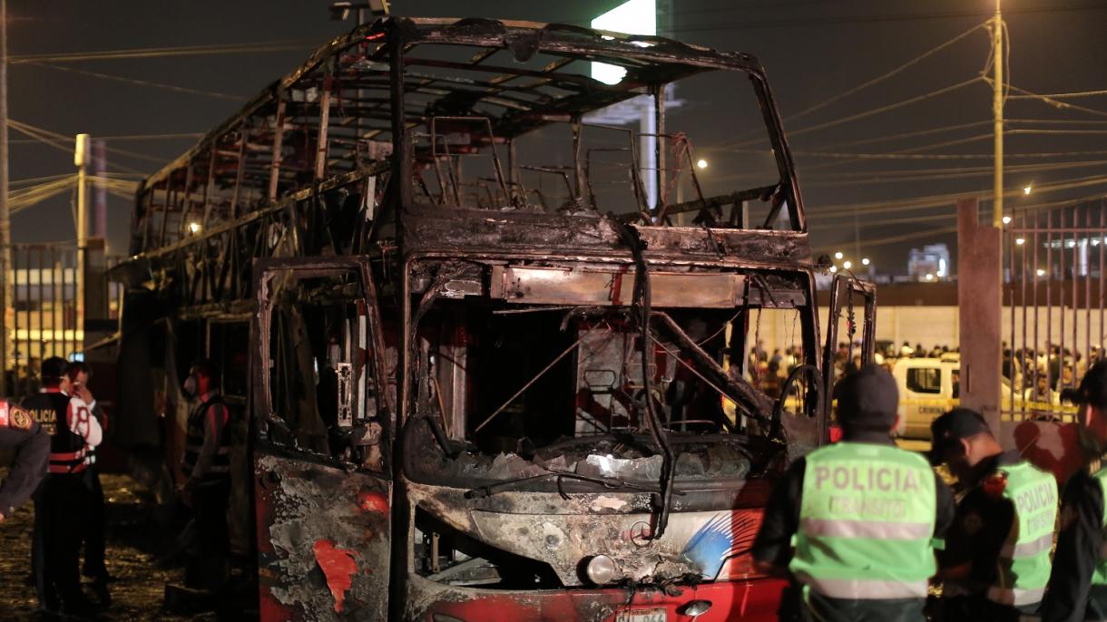 Incendio en un bus deja 20 víctimas mortales en una terminal de pasajeros en Lima