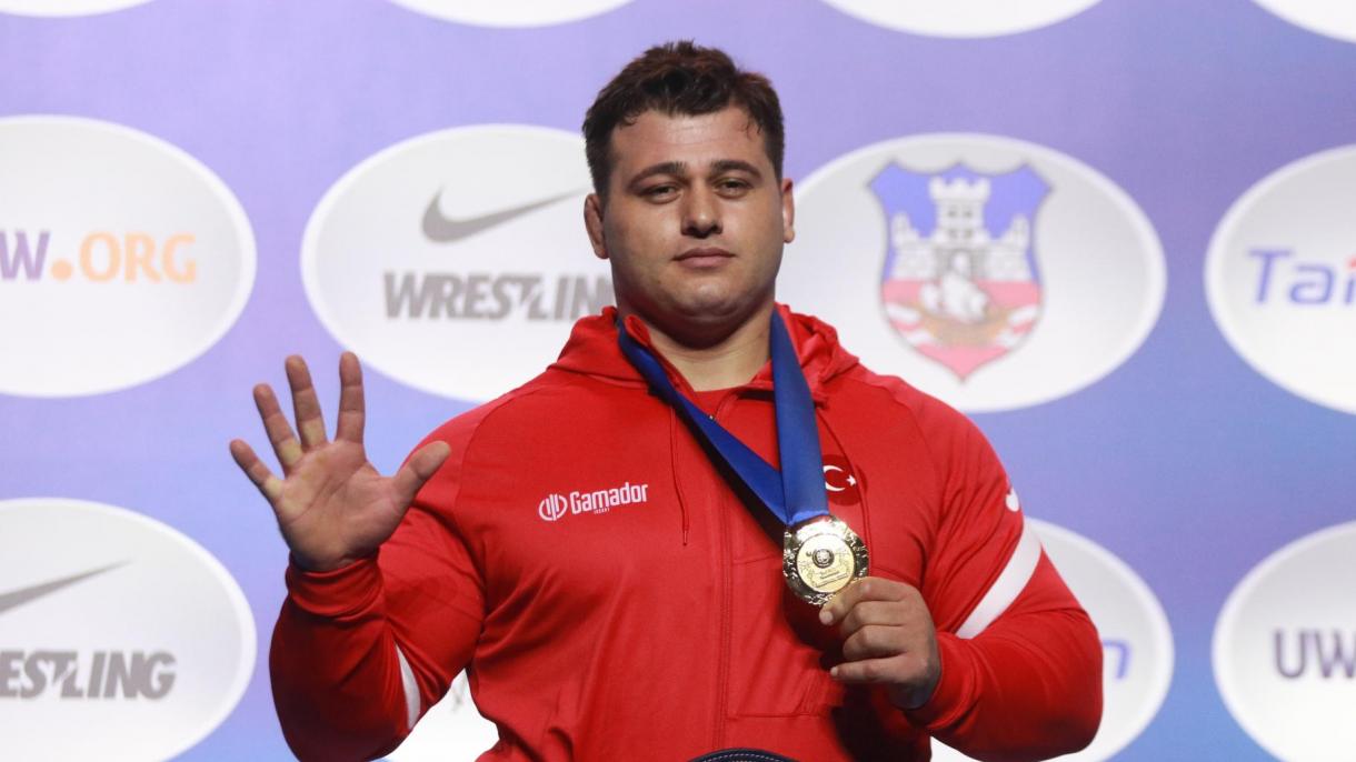 Rıza Kayaalp logra su quinto título mundial de lucha grecorromana TRT