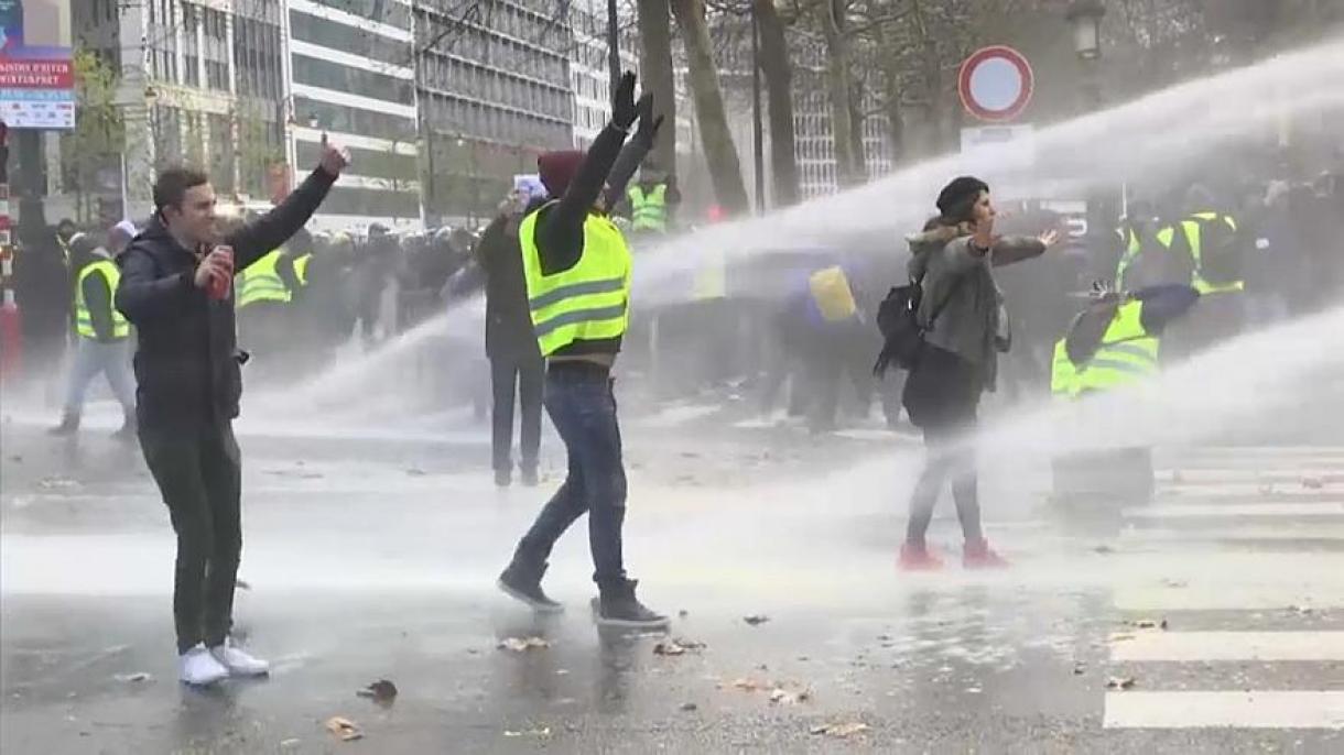 «جلیقه زردها» خیابان‌های فرانسه را بستند