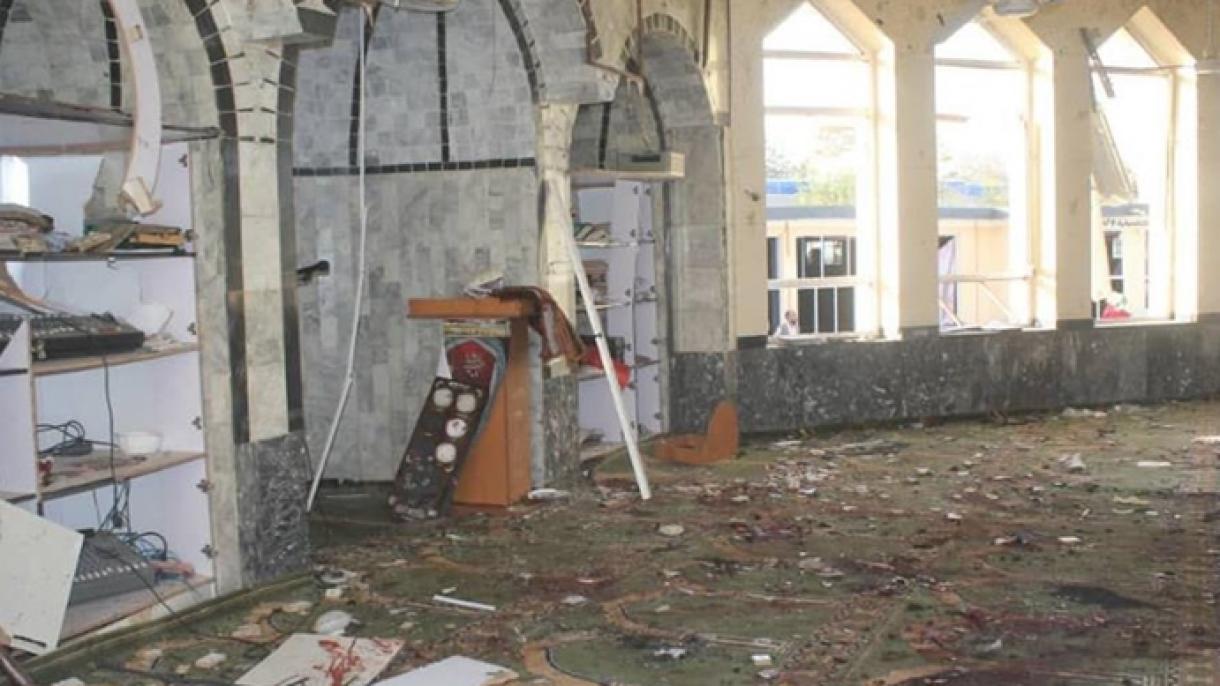 Во бомбашки напад за време на петочната молитва во џамија во Авганистан загинаа 46 лица