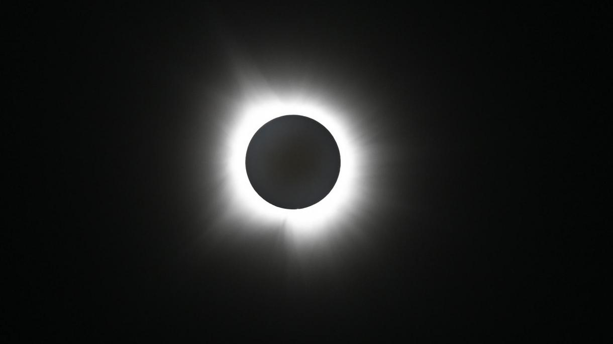 El primer eclipse solar total del 2024 cautivó a millones en México, EE. UU. y Canadá