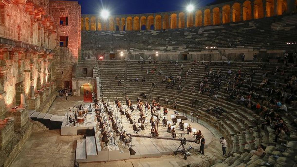 O antigo teatro Aspendos realiza um concerto para os embaixadores na Turquia