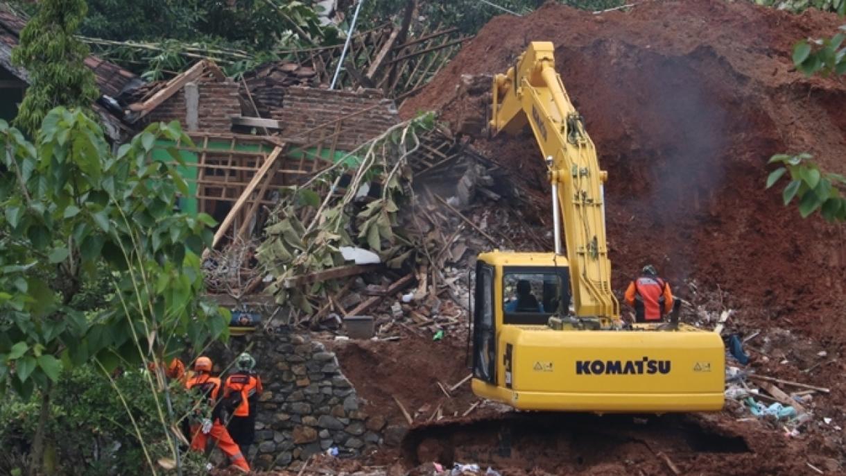 انڈونیشیا، مٹی کے تودے تلے آتے ہوئے 18 افراد ہلاک