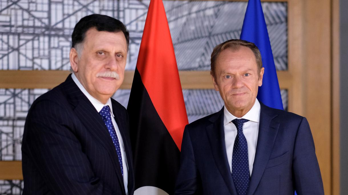 Donald Tusk e o presidente do conselho da Líbia Serrac se encontram em Bruxelas