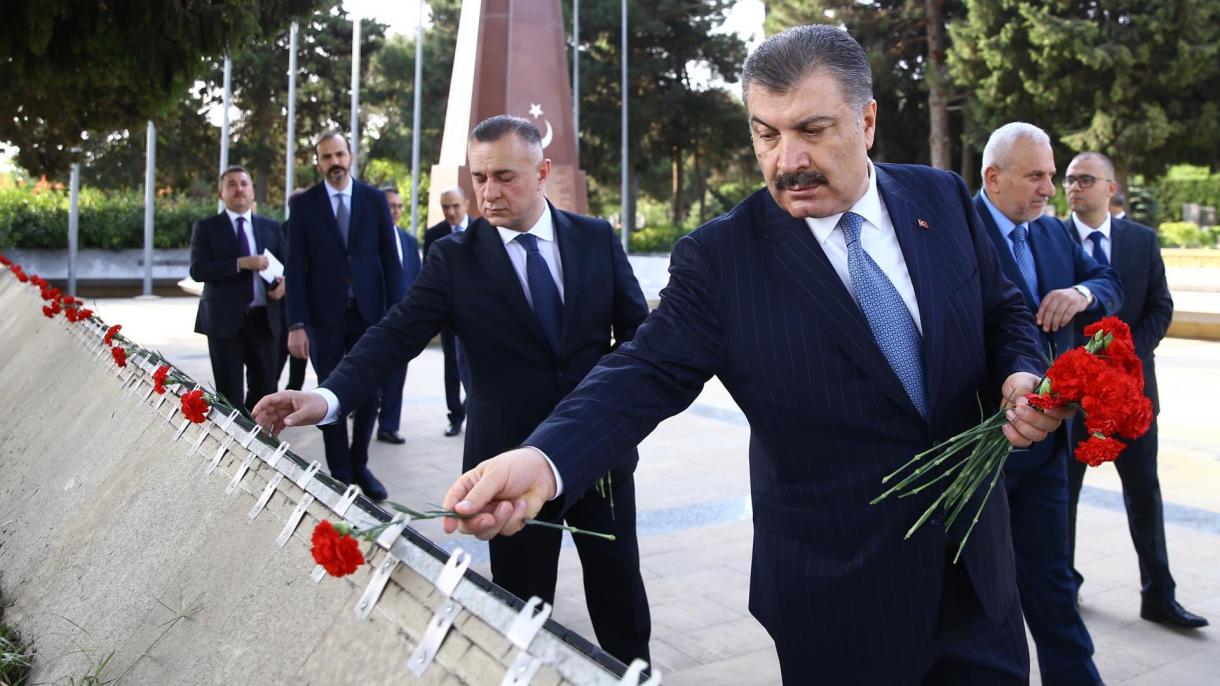 وزیر صحت فخر الدین قوجہ کی باکو میں شہدا کی یادگار پر حاضری