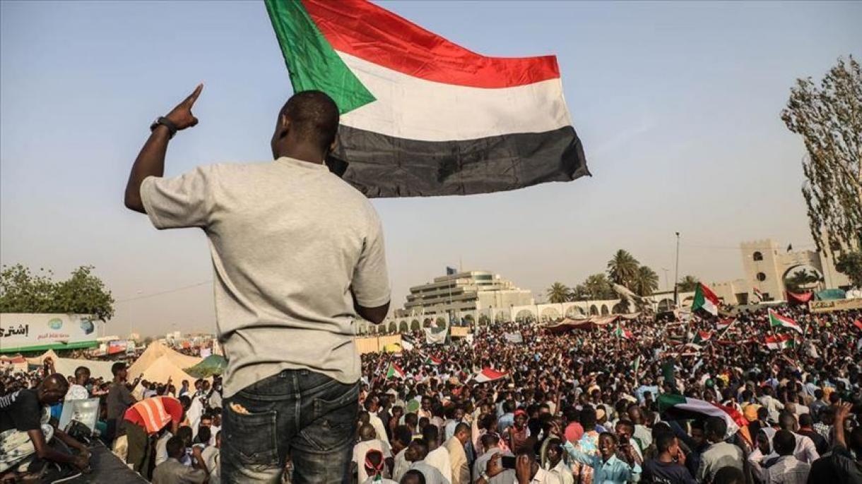 تحصن مردم سودان در مقابل مقر ارتش در خارطوم ادامه دارد