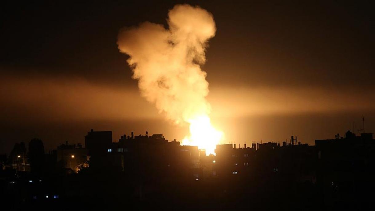 Израел бомбардира цели в Газа...
