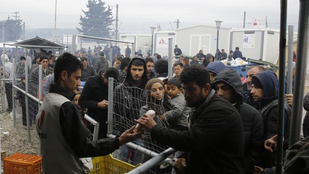 Refugiados tentam atravessar fronteira Grécia-Macedônia
