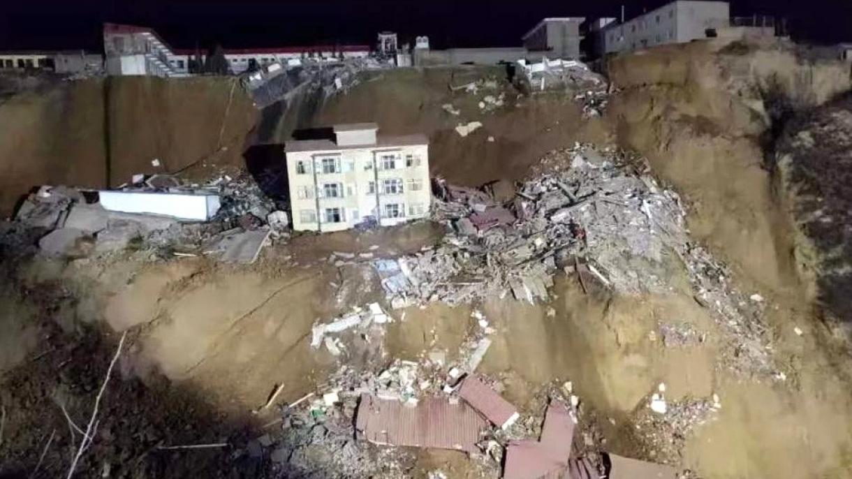 Deslizamiento de tierra deja al menos dos muertos y cuatro desaparecidos en sur de China