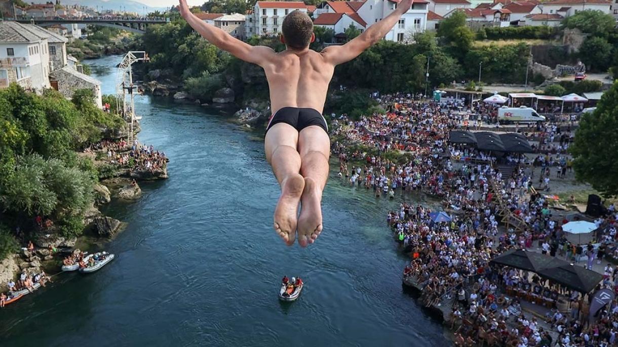 A mostari Öreg-hídről ugranak le a mélybe a versenyzők