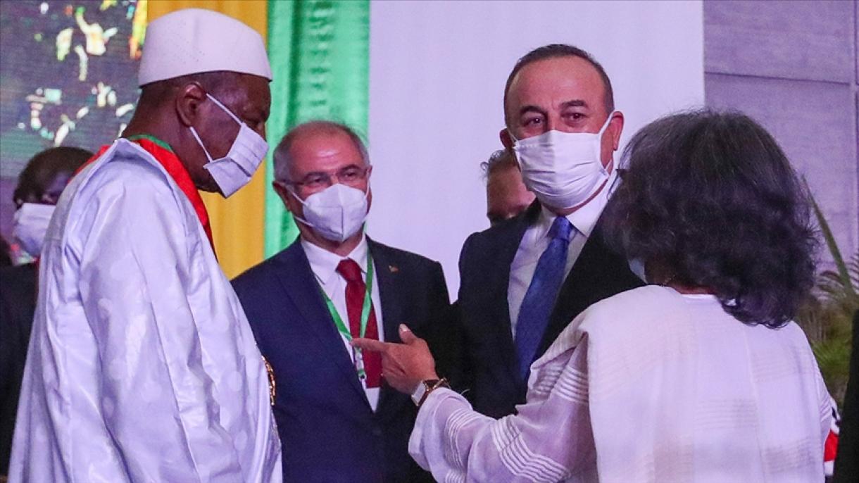 恰乌什欧鲁出席几内亚连任总统孔戴宣誓就职仪式