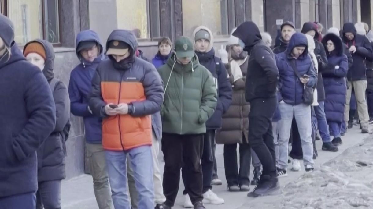 Az orosz állampolgárok sorokban várnak az ATM-ek előtt