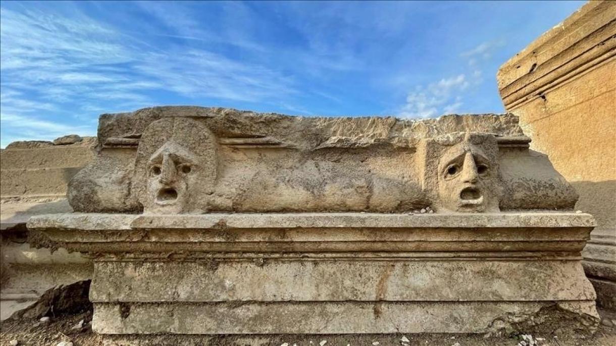 Hallan máscaras teatrales de la era clásica en un antiguo teatro en el sur de Turquía