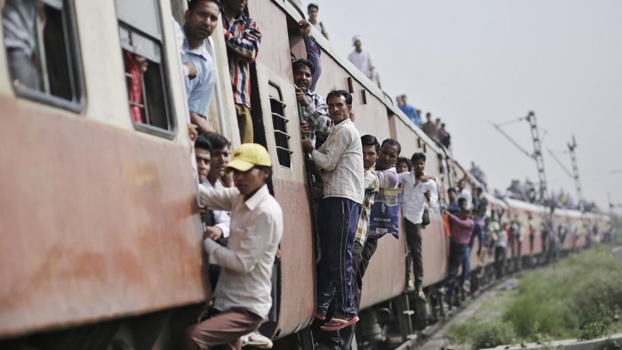 印度一列客运火车与校车相撞