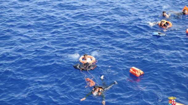Több mint kétezer embert mentettek meg a tengeren Olaszország és Líbia között