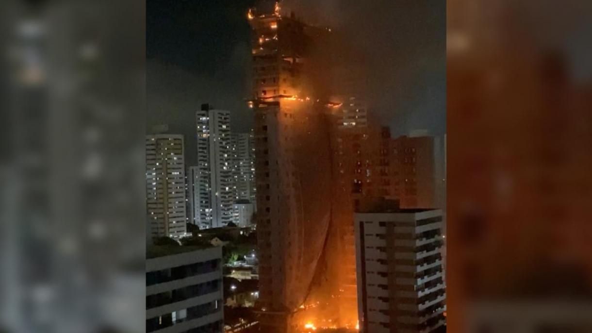 巴西东北沿海一座摩天大楼发生大火