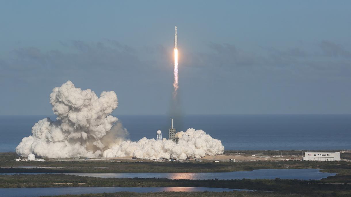 Lanciato nello spazio il più potente razzo del mondo, Falcon Heavy