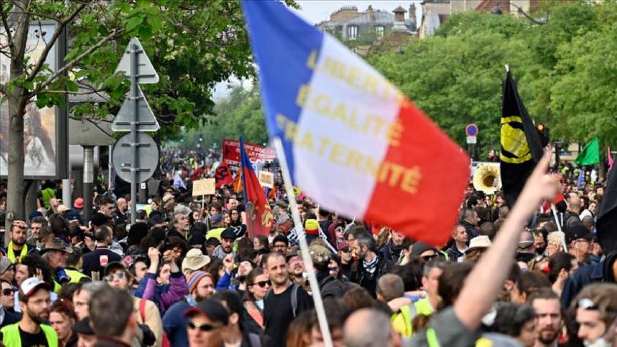 法国黄背心继续举行抗议示威