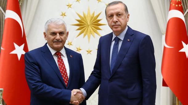 Erdoğan elnök Yıldırımet bízta meg a kormányalakítással