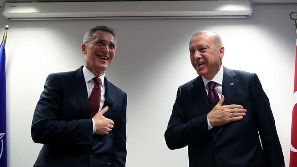 Presidente turco não aperta as mãos para conscencializar o público sobre o coronavírus