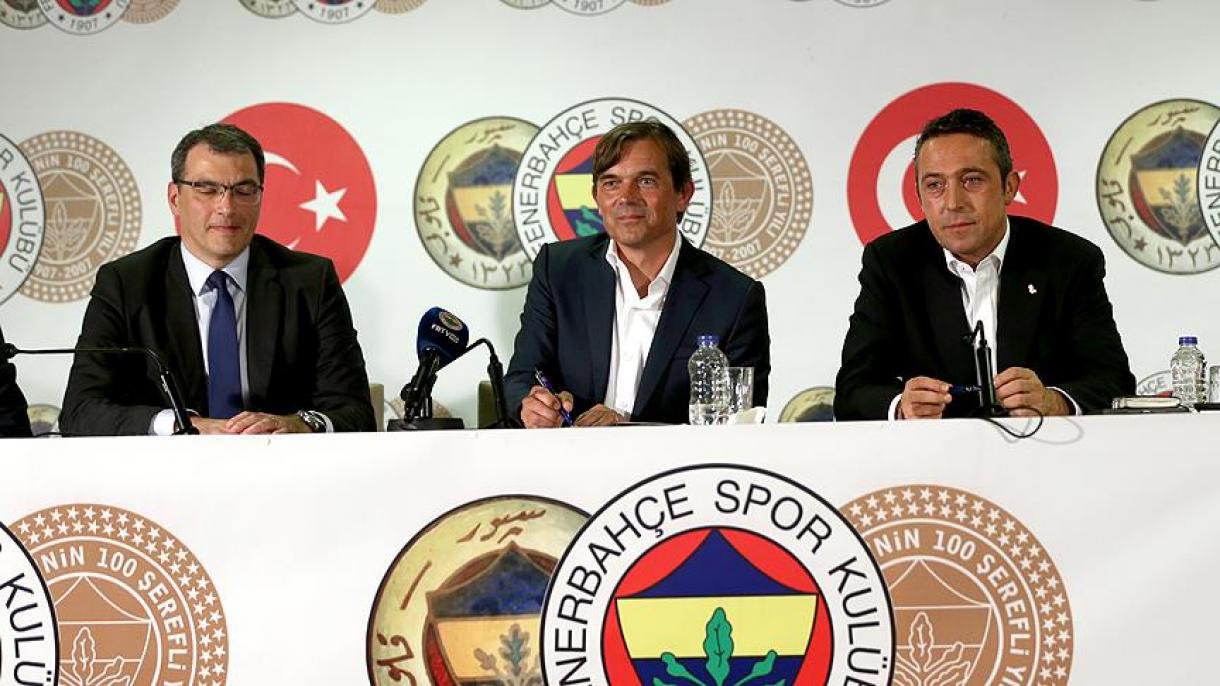 Phillip Cocu, nuevo director del Fenerbahçe de Mauricio Isla por tres temporadas