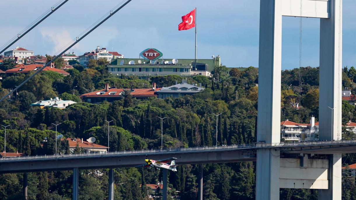 پرواز نمایشی خلبان ردبول در تنگه استانبول