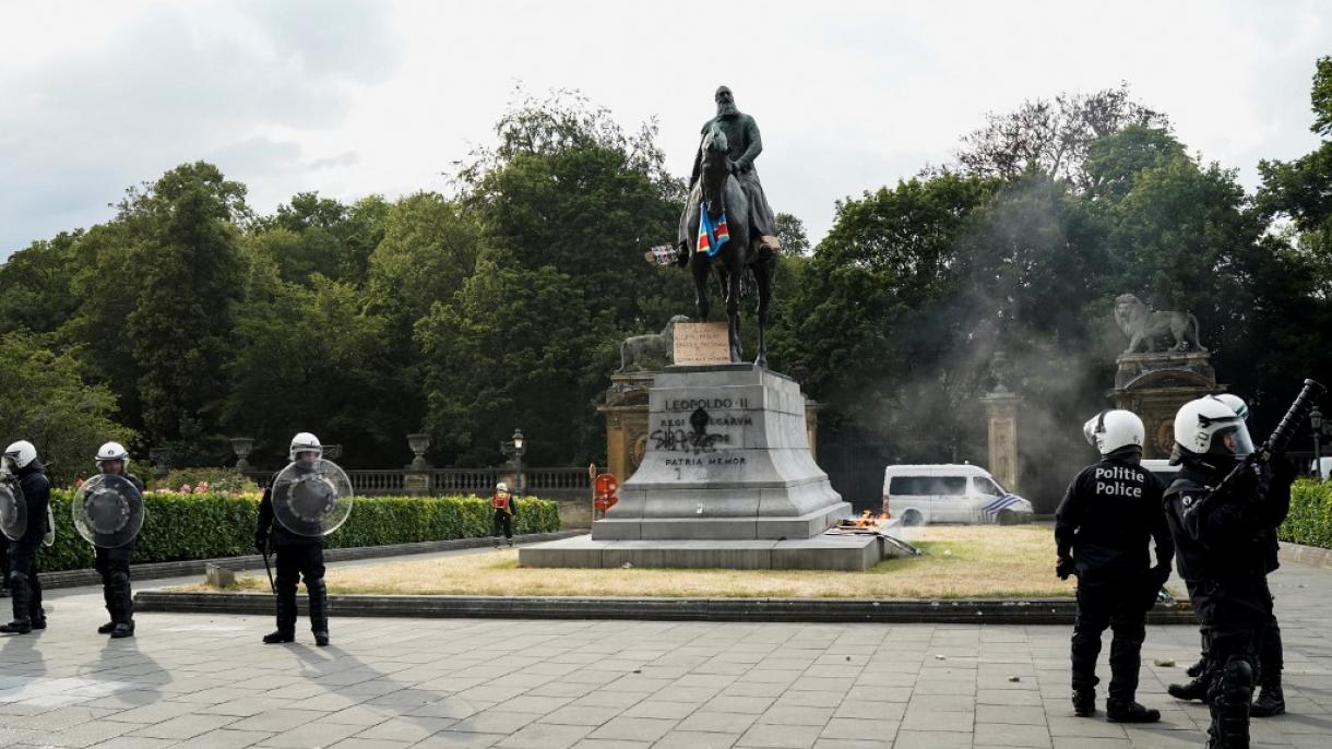 A Estátua do rei Leopoldo II da Bélgica é arrancada após tumultos em Antuérpia