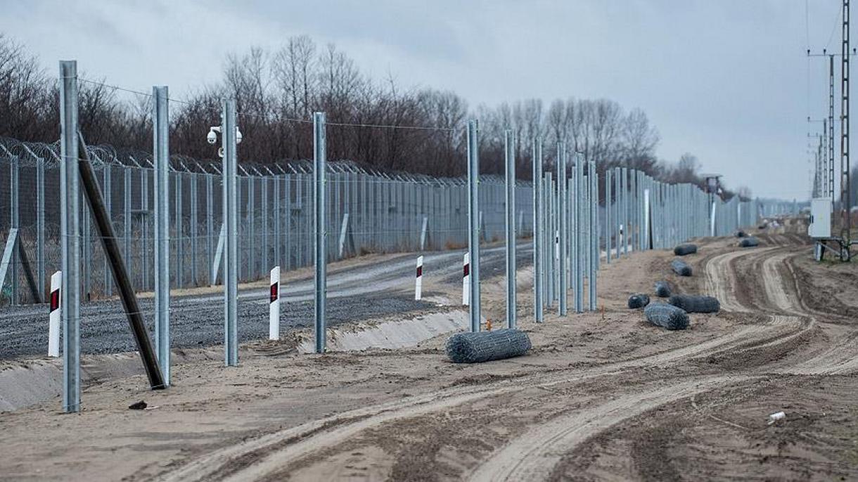 Hungria instala uma segunda cerca de arame em sua fronteira