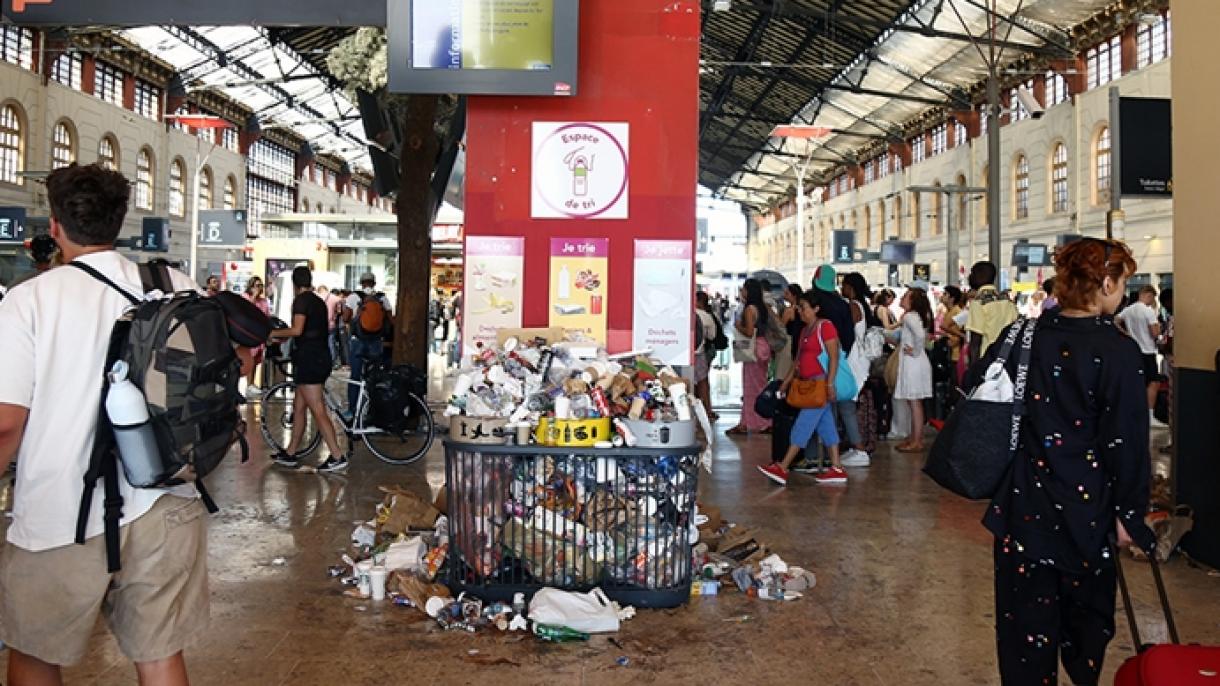 Hay montones de basura a causa de la huelga de los obreros de limpieza en Marsella