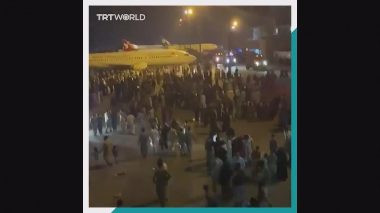 Kétségbeesett tömegek a kabuli repülőtér kifutópályáján
