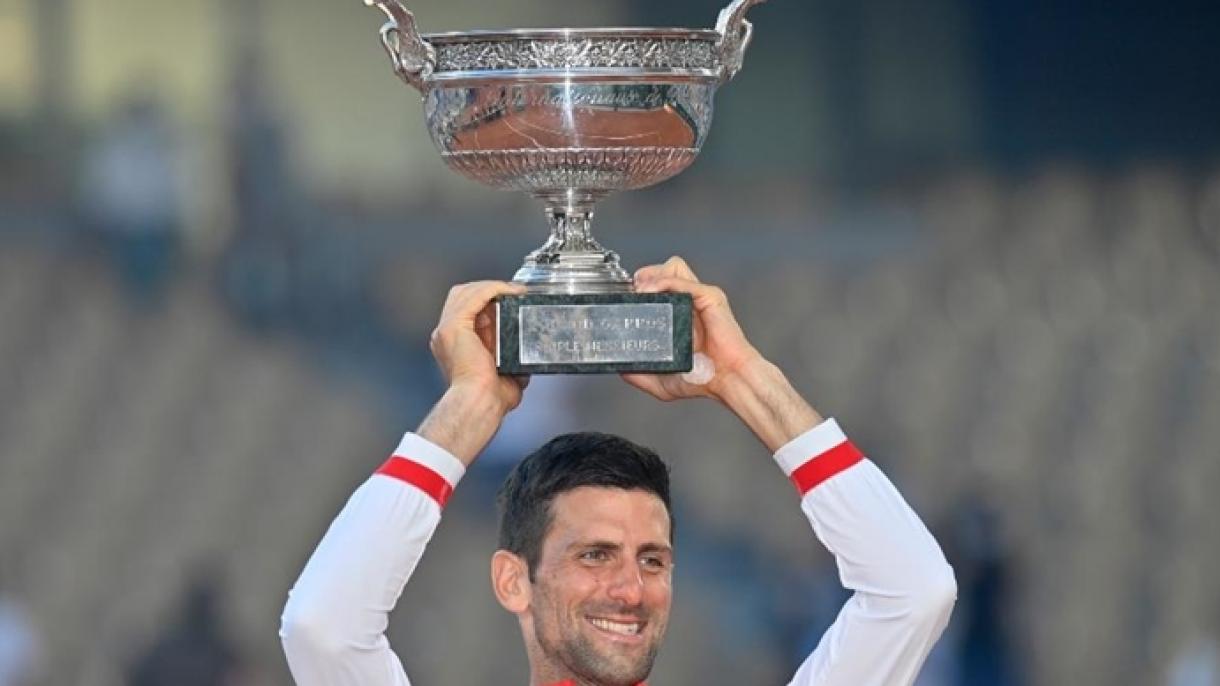 Novak Djokovic supera a Tsitsipas y se lleva por segunda ocasión el torneo Roland Garros en Francia